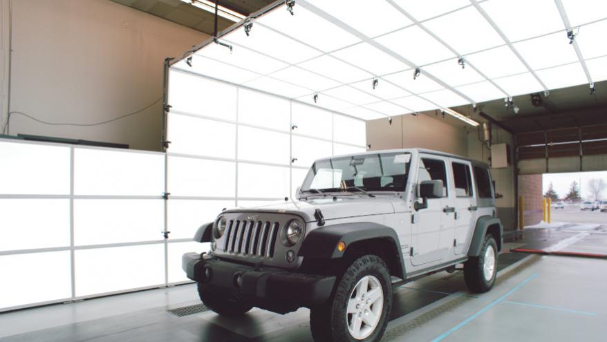 Gantry - Manheim Minneapolis - Vehicle Images - Jeep