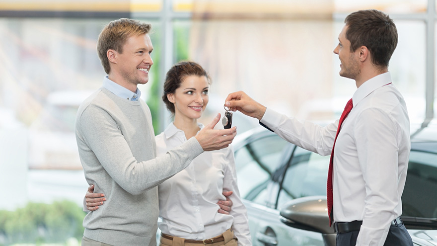 couple-buying-car